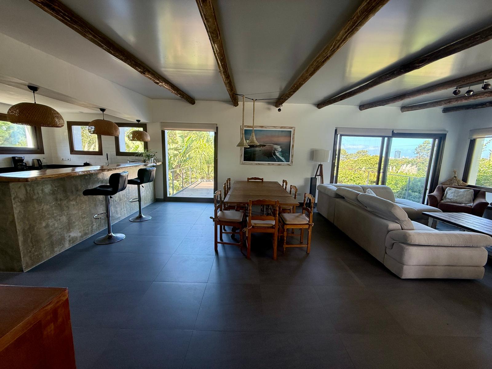 Linda casa de estilo colonial en altos de La Barra